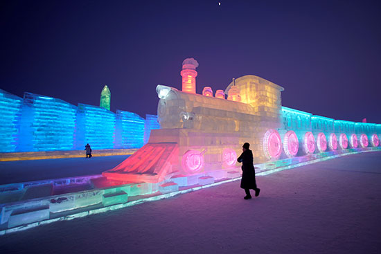 الناس يزورون منحوتات الجليد قبل مهرجان هاربين الدولي السنوي لنحت الجليد والثلوج