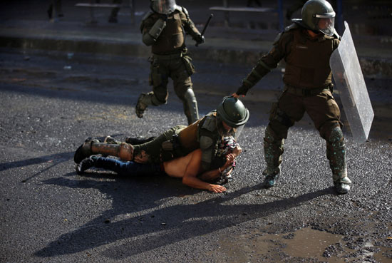 قوات الامن تلقى القبض على احد المتظاهرين