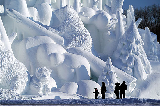تمثال ثلجى تم إعداده لمهرجان هاربين الدولي للثلج