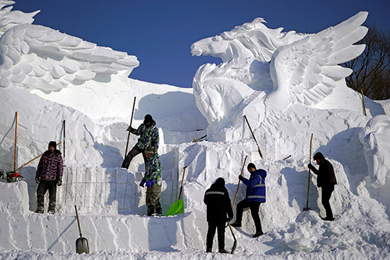 فنانون وعمال يعدون تماثيل ثلجية لمهرجان هاربين الدولي للثلج