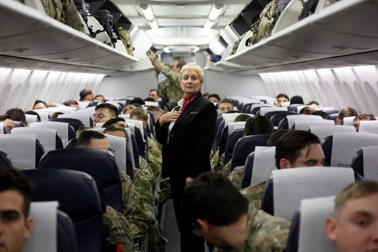 جنود المظلات يستقلون طائرة متجهة إلى منطقة عمليات القيادة المركزية الامريكية