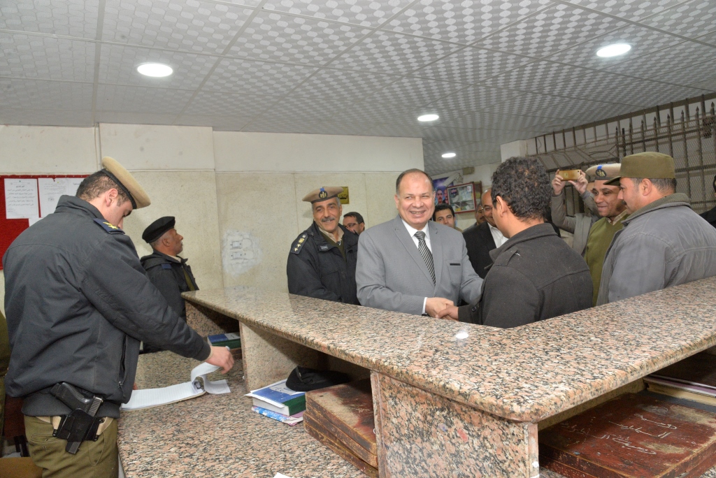 محافظ أسيوط يزور مركز شرطة ديروط  (1)