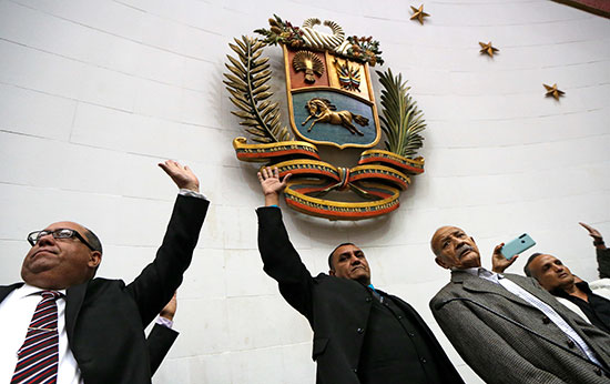 نواب المعارضة يرفعون أيديهم بعد دخول مبنى الجمعية الوطنية لفنزويلا