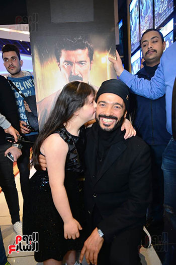 خالد النبوي مع الطفلة التي جسدت دور ابنته بالفيلم