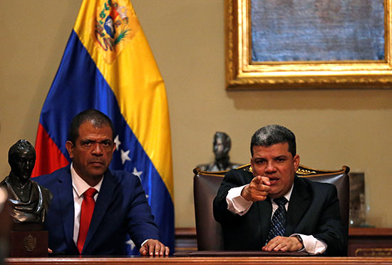 المشرع لويس بارا خلال مراسم أداء اليمين الدستورية في الجمعية الوطنية لفنزويلا في كراكاس