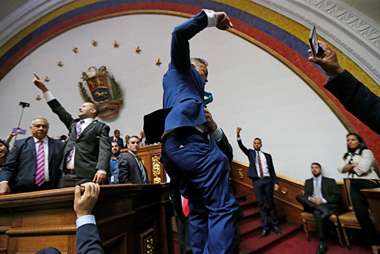 أعضاء البرلمان المعارضون يدخلون مبنى الجمعية الوطنية لفنزويلا
