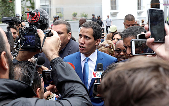 جايدو يتحدث للصحفيين خارج مبنى الجمعية الوطنية الفنزويلية