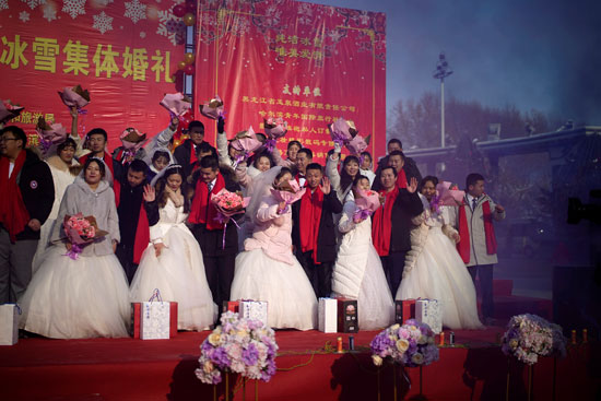 مئات-الشباب-يحتفلون-بزواجهم-فى-مهرجان-الجليد