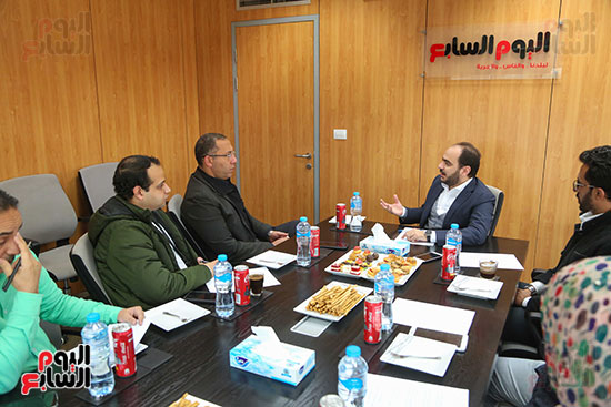 الدكتور أمير نبيل رئيس جهاز حماية المنافسة خلال زيارته اليوم السابع (9)