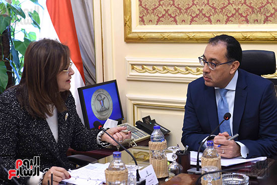 مصطفى مدبولي رئيس مجلس الوزراء مع الدكتورة هالة السعيد (3)