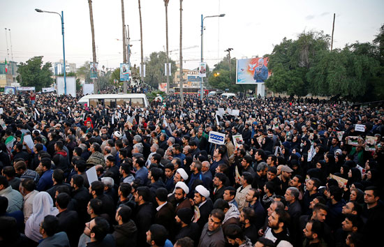 ألاف-الإيرانيين-يشاركون-فى-جنازة-سليمانى