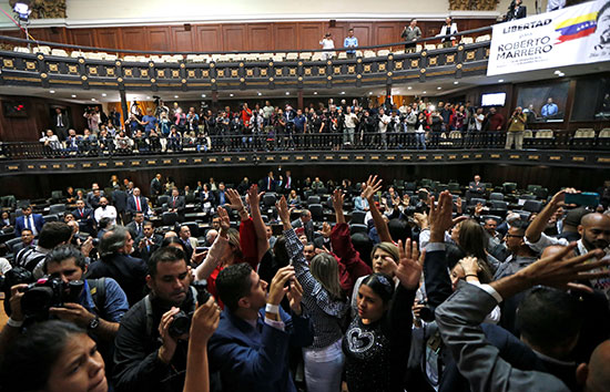 نواب المعارضة يرفعون أيديهم بعد دخول مبنى الجمعية الوطنية لفنزويلا في كراكاس