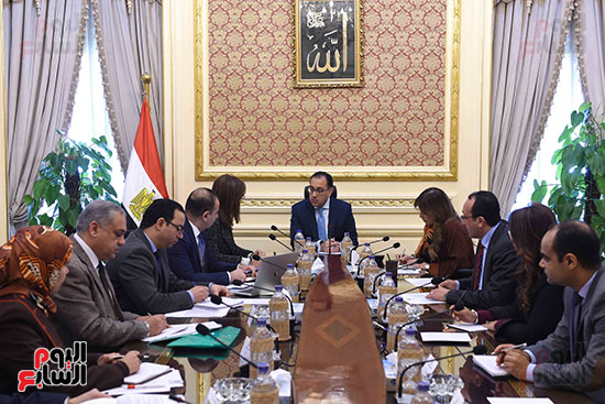 مصطفى مدبولي رئيس مجلس الوزراء مع الدكتورة هالة السعيد (2)