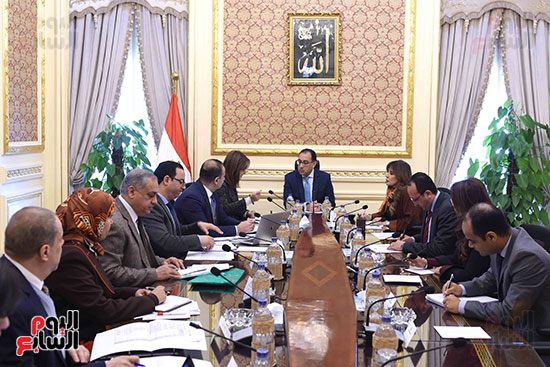 مصطفى مدبولي رئيس مجلس الوزراء مع الدكتورة هالة السعيد (1)