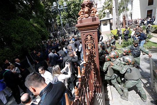 يحاول ضباط الحرس الوطني منع نواب المعارضة من دخول مبنى الجمعية الوطنية لفنزويلا