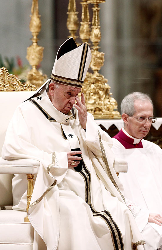 البابا فرانسيس خلال القداس بالكنيسة