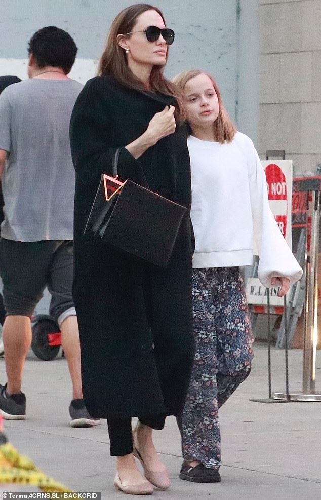 انجلينا جولى تشارك ابنتها التسوق