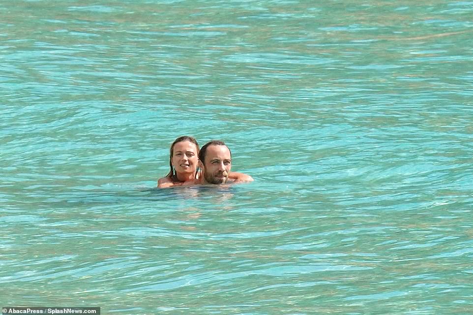 جيمس ميدلتون يسبح مع خطيبته فى بحر الكاريبى