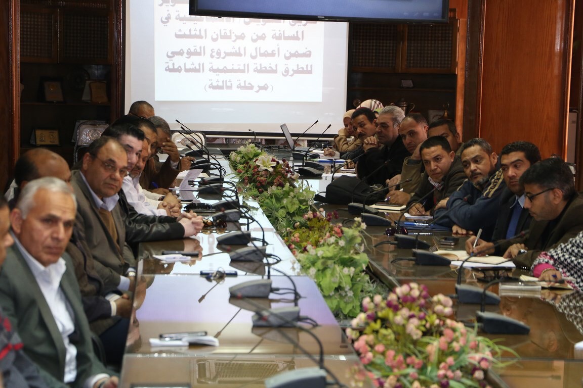 اجتماع محافظ السويس مع الهيئة العامة للطرق والكباري ومديرى المرافق (5)