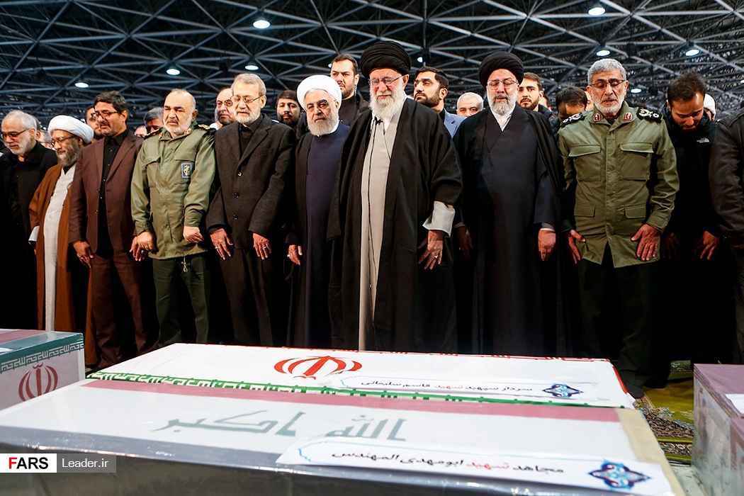 كبار رجال ايران يؤدون صلاة الجنازة كبار رجال ايران يؤدون صلاة الجنازة
