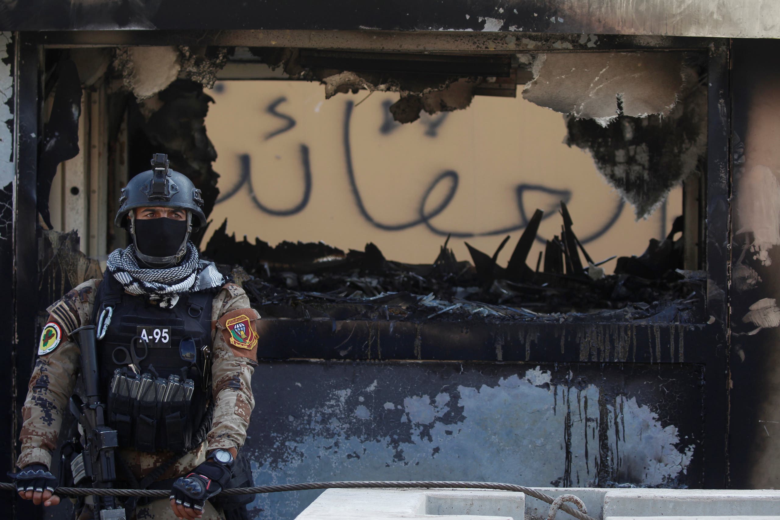 من أمام السفارة الأميركية في بغداد (الأول من يناير- رويترز)