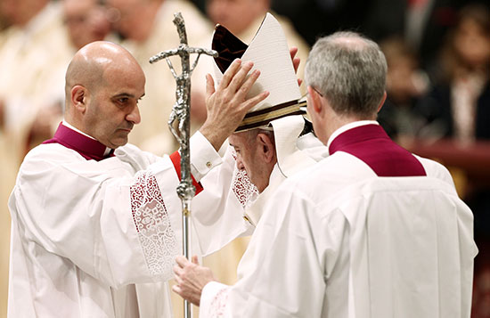 إزالة البابا فرانسيس من منصبه أثناء وصوله لقيادة قداس عيد الغطاس
