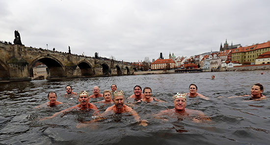 السباحة مع الملوك الثلاثة التقليديين على نهر فلتافا فى التشيك