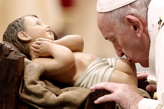 البابا فرانسيس يقبل تمثالًا للطفل يسوع