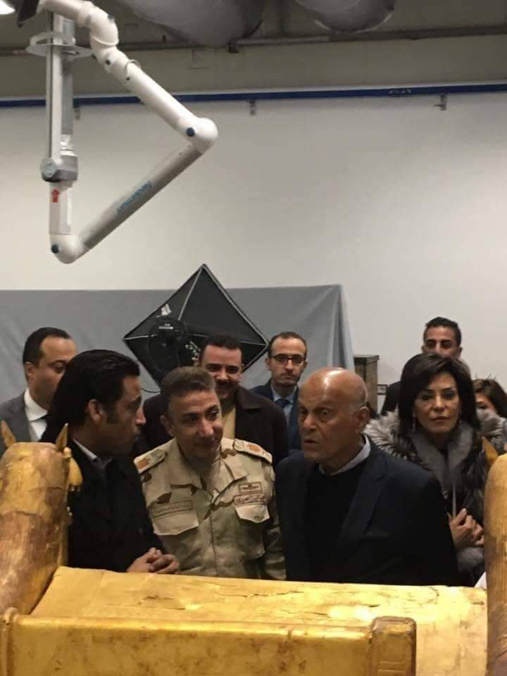 الدكتور مجدى يعقوب خلال زيارته لمعامل ترميم المتحف الكبير