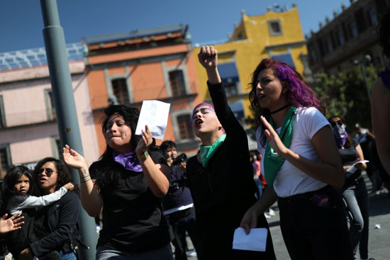 سيدات يتظاهرن فى المكسيك