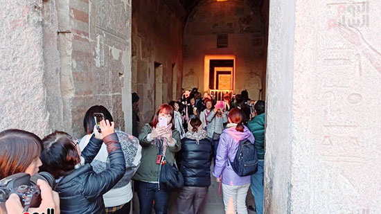 السياح يلتقطون صور للمعبد
