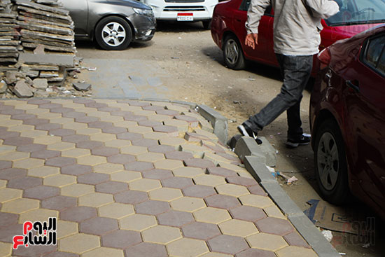 انهيار رصيف شارع البطل وسقوط بلاط الإنتر لوك يعض المواطنين للسقوط (2)
