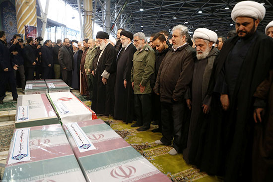 المرشد الأعلى الإيرانى آية الله على خامنئى يصلي بالقرب من توابيت سليمانى والمهندس