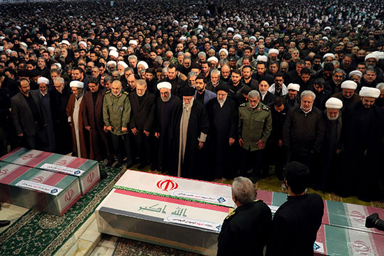 المرشد الأعلى الإيرانى خامنئى والرئيس روحانى خلال صلاة على سليمانى والمهندس