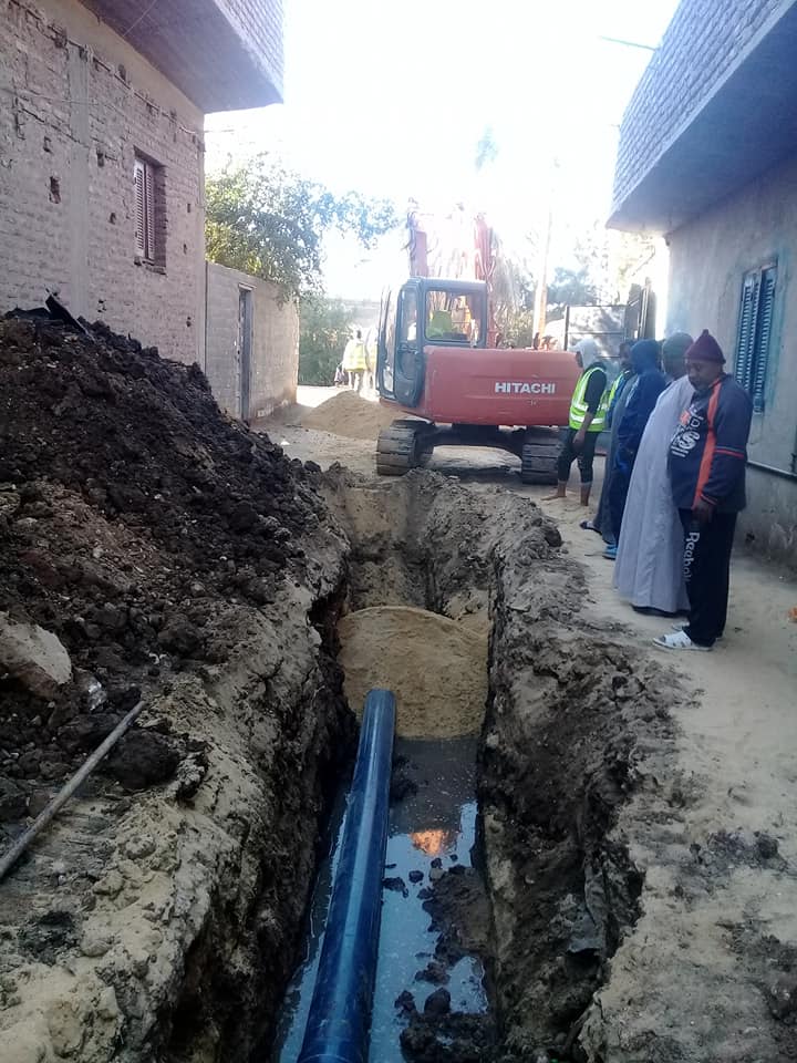 شاهد توصيل خطوط الصرف الصحي لخدمة مئات المواطنين في 3 قري بمدينة البياضية (2)