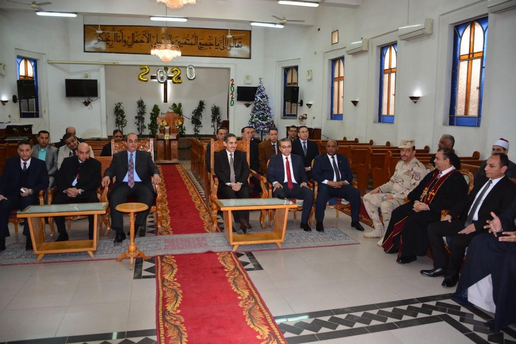 محافظ الغربية ومدير الأمن ورئيس الجامعة يقدمون التهنئة للأخوة الأقباط بعيد الميلاد المجيد (3)