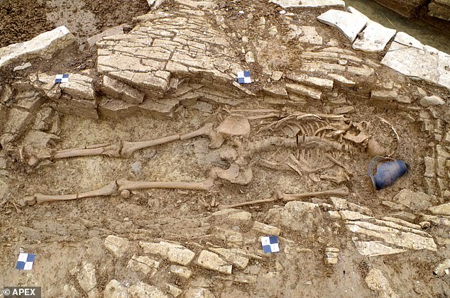 عمال بريطانيون يكتشفون 50 هيكل عظمى من ألفين سنة خلال بناء مدرسة ..صور  (5)