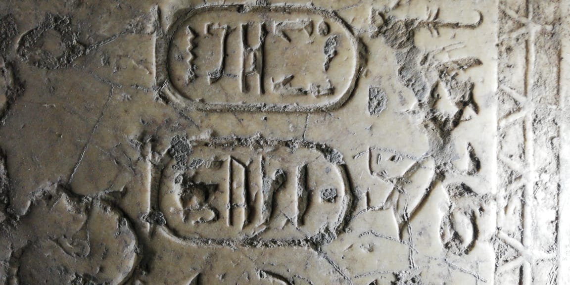 كتل اثرية من الحجر الجيري  (1)