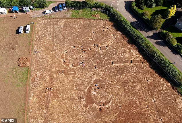 عمال بريطانيون يكتشفون 50 هيكل عظمى من ألفين سنة خلال بناء مدرسة ..صور  (4)