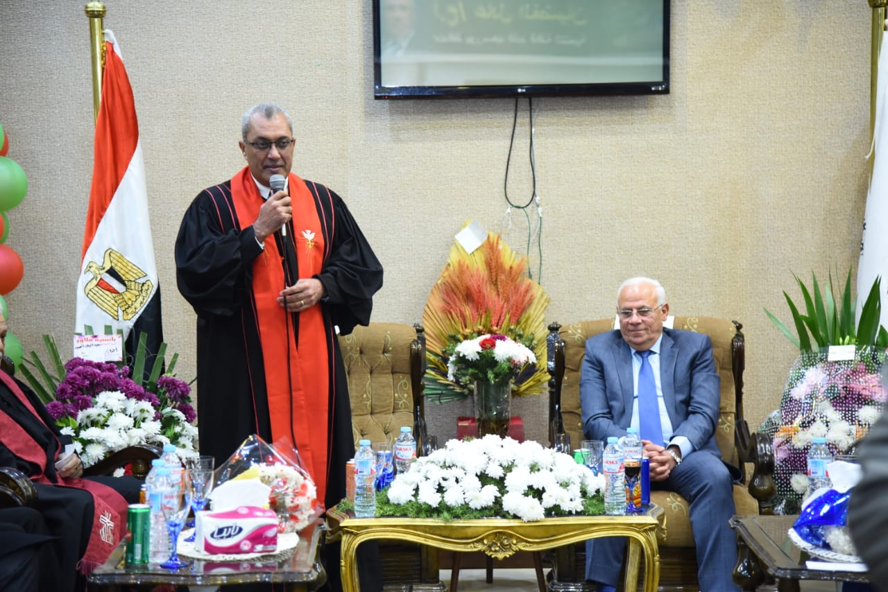 محافظ بورسعيد يهنىء أقباط الكنيسة الإنجيلية ببورسعيد (5)