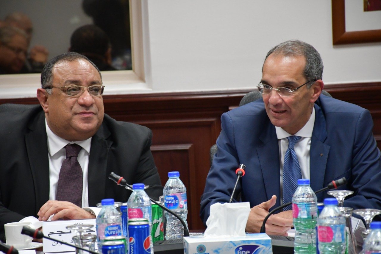 وزير الاتصالات يلتقى رئيس جامعة حلوان  (1)