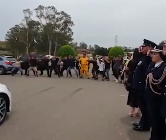 رجال الاطفال يؤدون رقصة فى جنازة زميل لهم