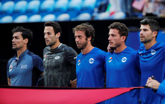 لاعبو-إيطاليا-يصطفون-خلال-النشيد-الوطني
