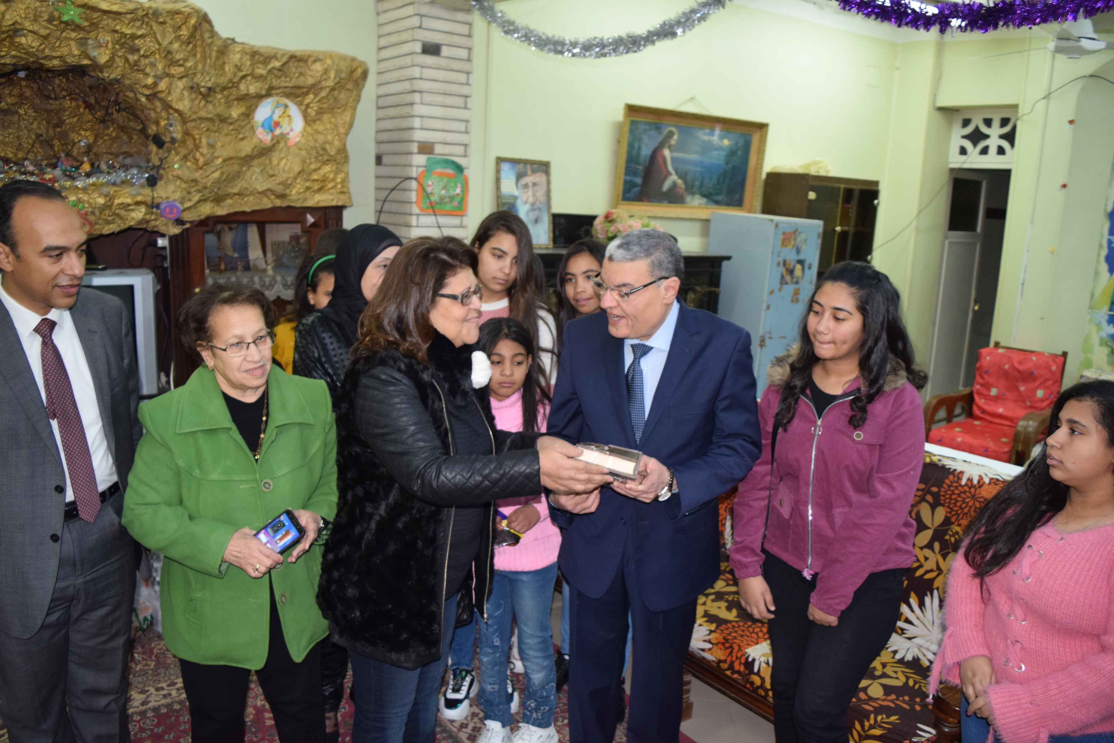 محافظ المنيا يهنئ أطفال دار البنات القبطية بعيد الميلاد المجيد (6)