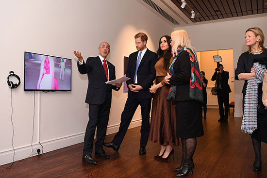 الأمير البريطاني هاري وزوجته ميجان دوقة ساسكس، يستعرضان الأعمال الفنية في معرض كندا