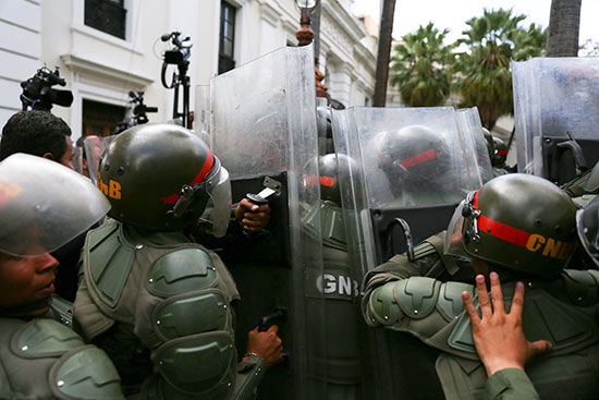 قوات الأمن تغلق مدخل مبنى الجمعية الوطنية لفنزويلا في كراكاس
