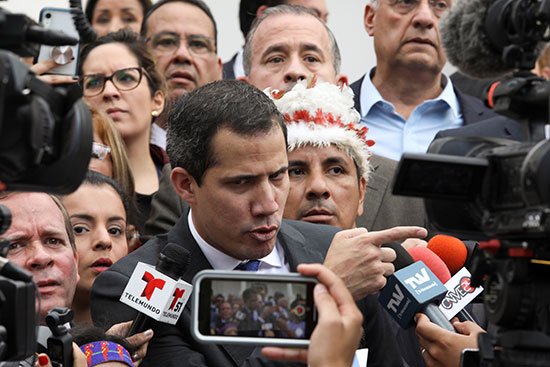 يتحدث رئيس الجمعية الوطنية الفنزويلية وزعيم المعارضة خوان جايدو لوسائل الاعلام