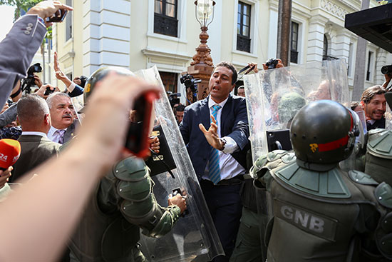 قوات الأمن يحجبون أحد المشرعين المعارضين في مبنى الجمعية الوطنية لفنزويلا في كراكاس