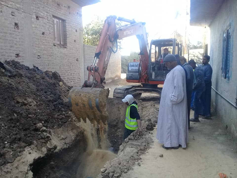 شاهد توصيل خطوط الصرف الصحي لخدمة مئات المواطنين في 3 قري بمدينة البياضية (3)