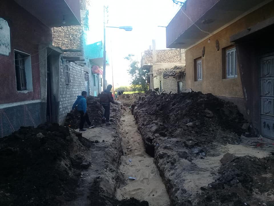 شاهد توصيل خطوط الصرف الصحي لخدمة مئات المواطنين في 3 قري بمدينة البياضية (5)